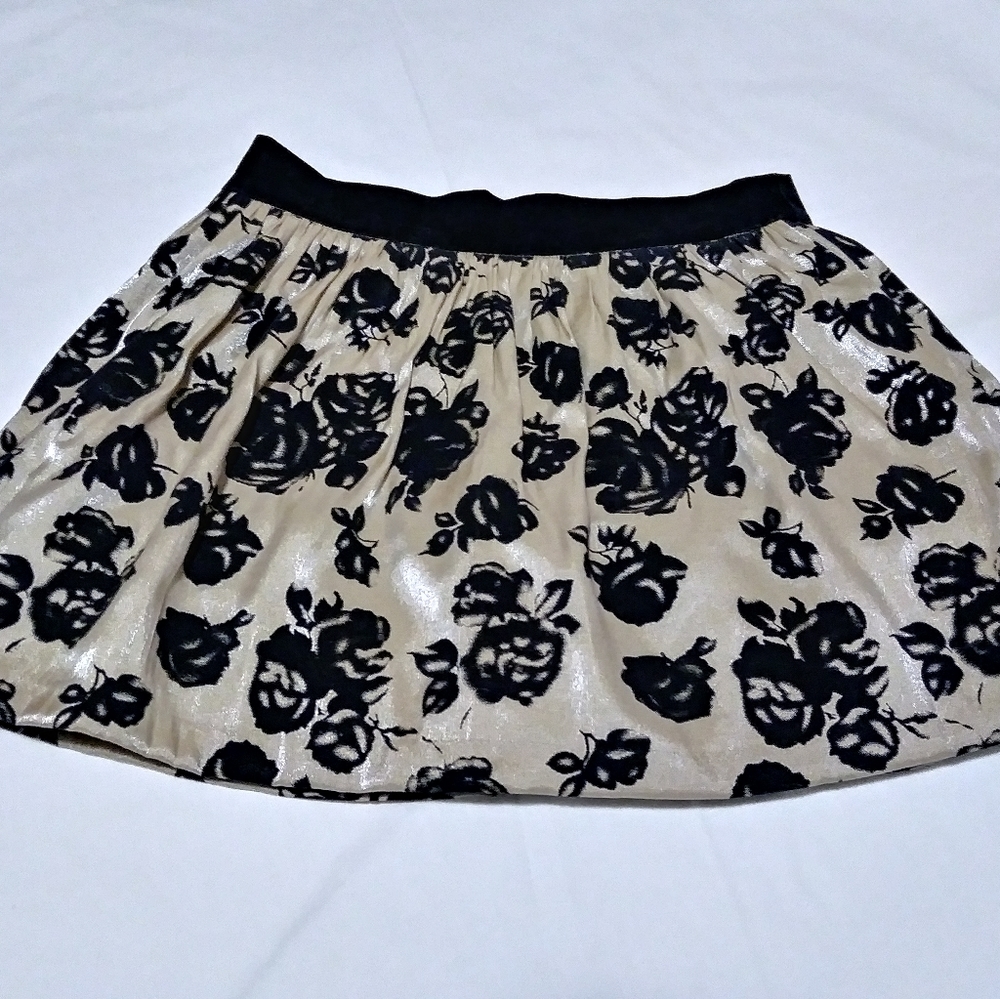 Forever 21 Flowered Woman Skirt. Velvety texture Golden Skirt.